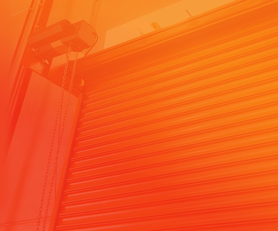 Imagen de Portón con colores corporativos